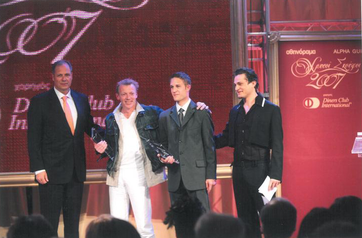 Από αριστερά, ο πρόεδρος του Diners Club International στην Ελλάδα Χρήστος Βασιλειάδης έχει βραβεύσει με το Βραβείο Δημιουργικότητας τους ζαχαροπλάστες της «Σπονδής» Giles Marchal και Vincent Doidy με τον παρουσιαστή της βραδιάς Γιώργο Καραμίχο (2007)