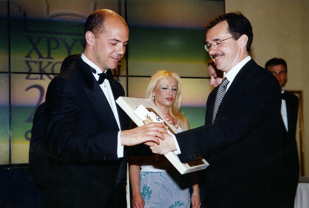 Ο Λεωνίδας Γουλανδρής του «Kiku» παραλαμβάνει το έβδομο βραβείο του 2000 από τον δημοσιογράφο Παύλο Τσίμα.
