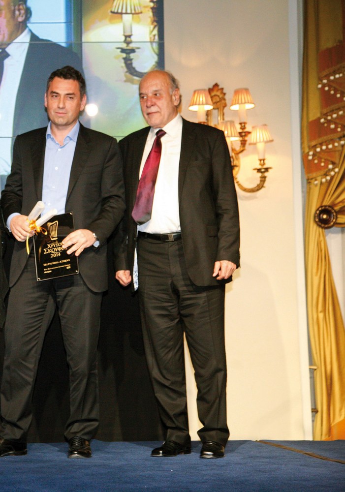 Ο Διονύσης Κούκης, πρόεδρος της γευσιγνωστικής επιτροπής των Χρυσών Σκούφων, βραβεύει το εστιατόριο «Matsuhisa Athens» και ο ιδιοκτήτης του Τάσος Ιωαννίδης παραλαμβάνει το βραβείο (2014)