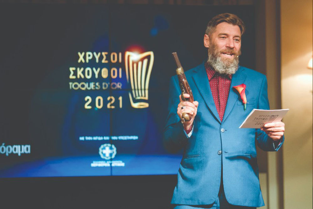 Καλύτερο εστιατόριο της χώρας για το 2021 με δύο Χρυσούς Σκούφους και βαθμό 17/20 αναδείχθηκε και φέτος το «Etrusco» στην Κέρκυρα. Το βραβείο παρέλαβε ο σεφ-ιδιοκτήτης Έκτορας Μποτρίνι με τον σεφ Νίκο Μπίλλη από τον υπουργό Αγροτικής Ανάπτυξης και Τροφίμων Σπήλιο Λιβανό.