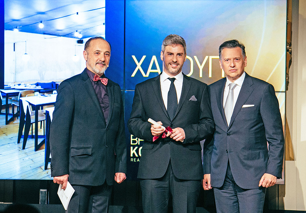 Το Βραβείο Κοινού, το οποίο ανέδειξαν οι αναγνώστες του «αθηνοράματος», απένειμε στον Μανώλη Παπουτσάκη, για το εστιατόριο «Χαρούπι» της Θεσσαλονίκης, ο διευθυντής Μάρκετινγκ της Ολυμπιακής Ζυθοποιίας Νίκος Μιχαλόπουλος, εκπροσωπώντας την μπίρα Kaiser, χορηγό του βραβείου. Μαζί τους ο συμπαρουσιαστής της βραδιάς Στέλιος Μάινας.