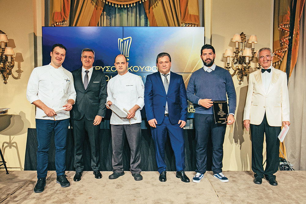 Τα βραβεία για τα εστιατόρια της Αθήνας που συγκέντρωσαν βαθμολογία 15,5/20 κι έναν Χρυσό Σκούφο παρέλαβαν ο Αστέριος Κουστούδης και ο Αλέξανδρος Κοσκινάς, executive σεφ και σεφ αντίστοιχα του «Tudor Hall», ο Γιάννης Πέρρας FnB director του ξενοδοχείου Intercontinental και ο Μιχάλης Νουρλόγλου, σεφ του «Premiere». Τα βραβεία απένειμε ο Spirits, Snacks & Coffee Unit Manager Coca Cola Τρία Εψιλον (εκπροσωπώντας το single malt whiskey Macallan) Βασίλης Βελισκιώτης. Μαζί τους ο συμπαρουσιαστής της βραδιάς Γιώργος Κοτανίδης.