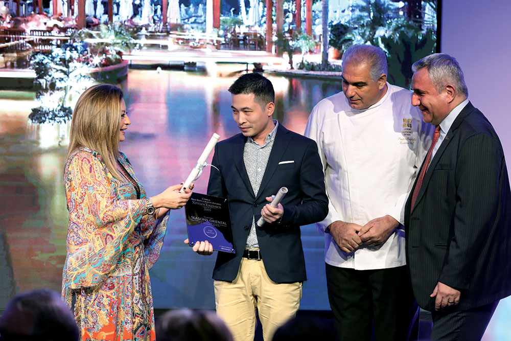 Η ανώτατη εκτελεστική διευθύντρια του δημοσιογραφικού οργανισμού «Ο Φιλελεύθερος» Μυρτώ Μαρκίδου βραβεύει στην κατηγορία Top Notch το εστιατόριο «Seasons Oriental» του ξενοδοχείου «Four Seasons». Το βραβείο παρέλαβαν οι σεφ Guan Kuijiong και Πανίκος Χατζηττοφής και ο Νίκος Αρίστου, γενικός διευθυντής των ξενοδοχείων «Four Seasons» και «Amathus Beach».