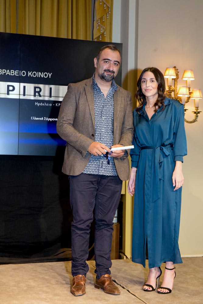 Η Μαρία Κυριάκου, Assistant Brand Manager Premium & Non Beer της Ολυμπιακής Ζυθοποιίας, απένειμε το Βραβείο Κοινού για το 2021 στο εστιατόριο «Apiri» από το Ηράκλειο Κρήτης και τον ιδιοκτήτη του Στέφανο Λαυρενίδη.