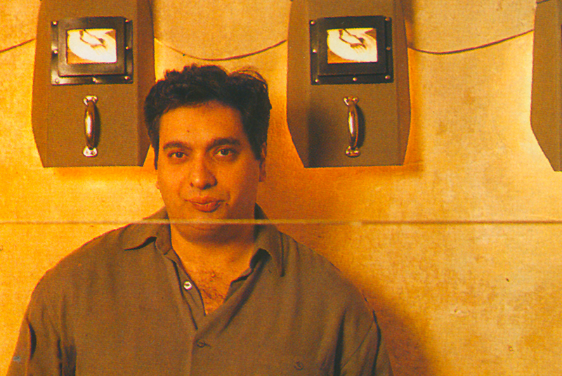 Ο εξπρεσιονιστής της ελληνικής κουζίνας Χρύσανθος Καραμολέγκος επικεφαλής της σούπερ μοδάτης «Βιτρίνας» το 1995.