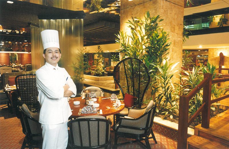 Ο Kim Pak ήταν ο πρώτος σεφ του παγκοσμίως πρωτοποριακού «Kona Kai» στο «Ledra Marriott» το 1983.