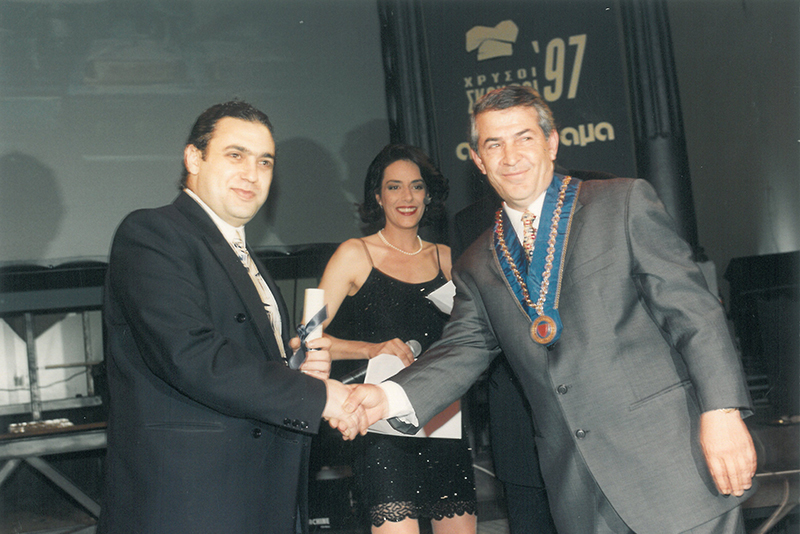 Ο Χριστόφορος Πέσκιας το 1997 παραλαμβάνει από τον πρόεδρο των Ελλήνων σεφ Νίκο Σαράντο το βραβείο πρωτοεμφανιζόμενου σεφ, υπό το βλέμμα της Ρίκας Βαγιάνη, παρουσιάστριας της τελετής απονομής.