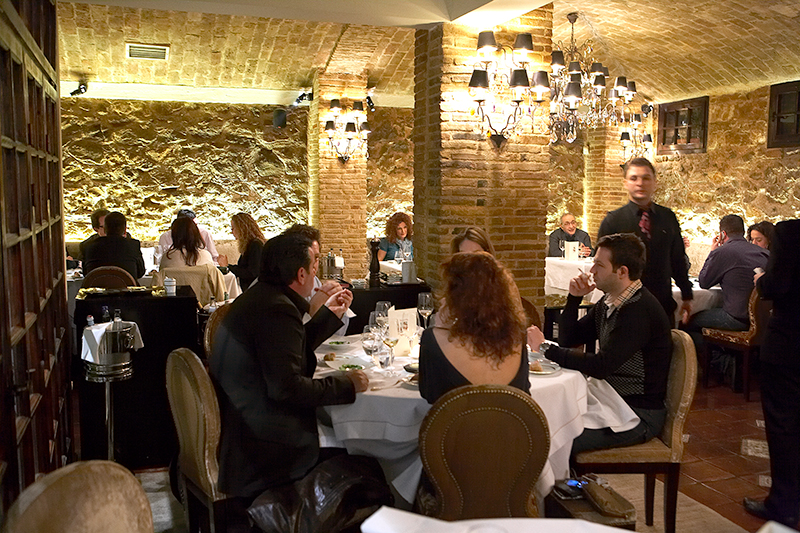 Η «Σπονδή» υπήρξε το καλύτερο εστιατόριο της Ελλάδας στην κορυφή των βραβεύσεων των Χρυσών Σκούφων από το 2001 έως το 2012.