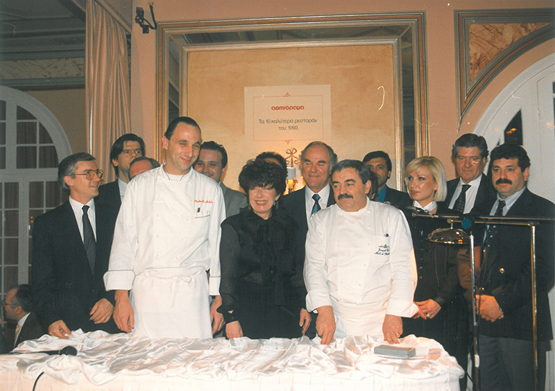 Πρώτη απονομή των Χρυσών Σκούφων το 1994. Όλοι οι βραβευμένοι των 10 καλύτερων εστιατορίων της Αθήνας γύρω από την εκδότρια του «Αθηνοράματος» Άννη Ηλιοπούλου.