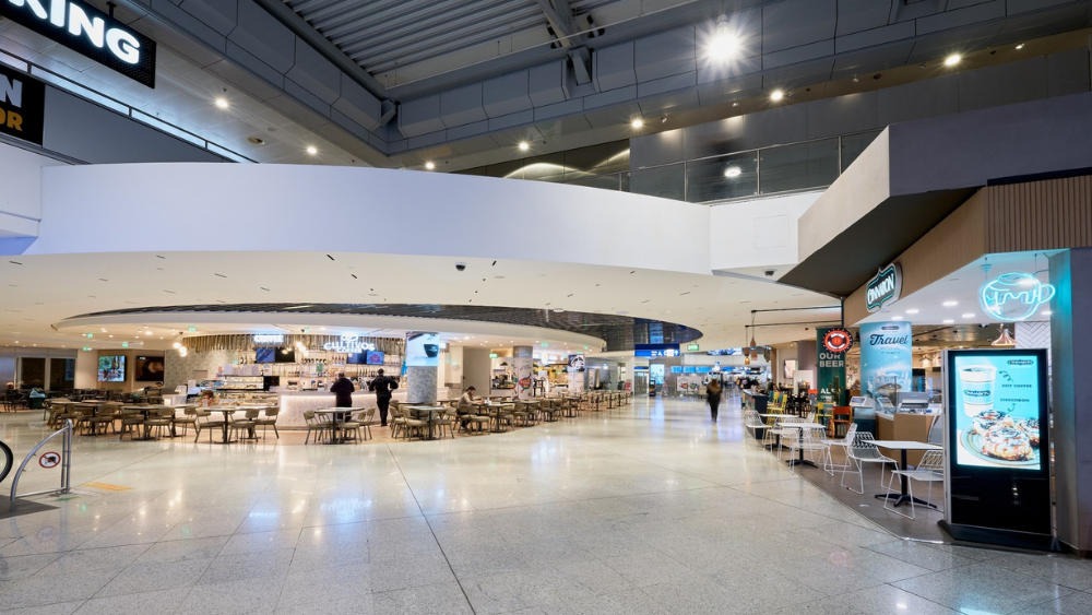 Το Food Court στην περιοχή Ελεύθερης Πρόσβασης, του Αεροδρομίου της Αθήνας.